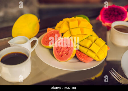 Una deliziosa colazione consistente di frittata, frutta e caffè Foto Stock