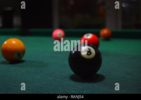 Gioco del pool, persona giocando a biliardo e di colpire le sfere Foto Stock