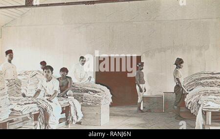 Sumatra indonesia nativi ordina la gomma nel fienile, anonimo, 1900 - 1920. Reinventato da Gibon. Arte Classica con un reinventato Foto Stock