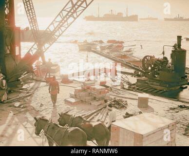 Costruzione di Jaffa Pier. Una gru a lavorare su Jaffa docks. Insolito retro illuminazione effetto. 1934, Israele, Tel Aviv reinventato Foto Stock