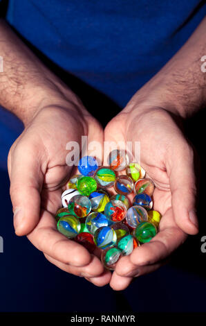Gioco di vetro giocattolo palla rotonda marmo per giocare i bambini Foto Stock