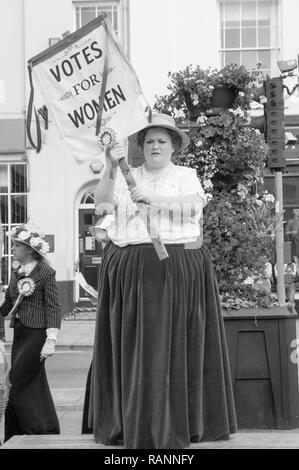 Dimostrazione di strada,votare per donne Suffragettes, Town Square Haverfordwest Wales UK. Ri-inactment dell inizio del XX secolo il suffragio femminile movimento. Foto Stock