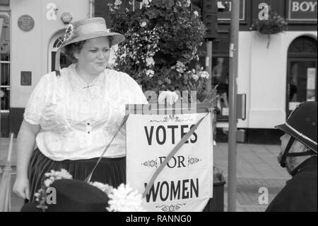 Dimostrazione di strada,votare per donne Suffragettes, Town Square Haverfordwest Wales UK. Ri-inactment dell inizio del XX secolo il suffragio femminile movimento. Foto Stock