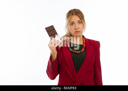 Bella donna triste tenendo una barretta di cioccolato Foto Stock