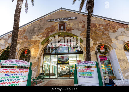 Key West, Florida - Dicembre 2018. Vista dell'ingresso del Clinton Piazza Mercato in antico Capitano del porto US Coast Guard edificio. Foto Stock