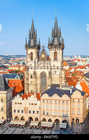 Praga chiesa di Tyn vista frontale della chiesa di Nostra Signora di Tyn nella vecchia piazza Staromestske Namesti Staré Město Praga Repubblica Ceca Europa Foto Stock