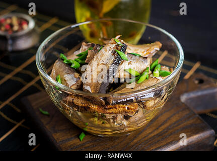 Spratti in una ciotola di vetro. Cucina europea Foto Stock