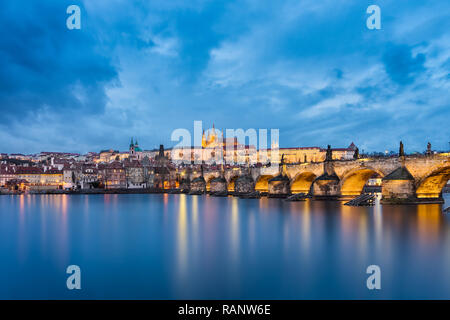 Il castello e il Ponte Carlo di notte a Praga, Repubblica Ceca Foto Stock