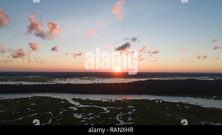 Antenna fuco visualizzare il paesaggio costiero Agenzie di natura serena tranquilla mattina presto immagine pacifica Scenic Sunbeam riflessi al tramonto sull orizzonte Foto Stock