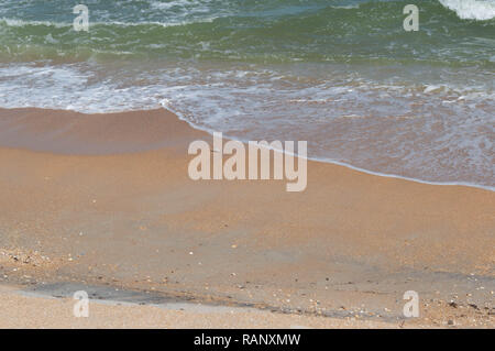 Tranquillo vicino la vista delle forme d'onda verde acqua calma Surf bella sabbia arancione tropicale sulla spiaggia della Florida Oceano Atlantico litorale all'aperto natura USA diurna Foto Stock