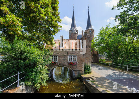 Porta Orientale (Oostpoort), la vecchia porta della città di Delft, Paesi Bassi Foto Stock