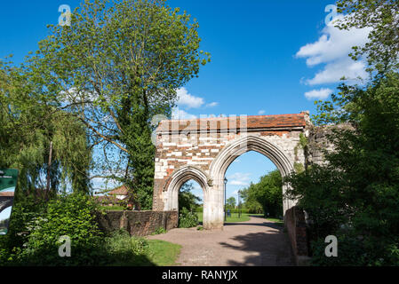 Ingresso alla portineria dell'abbazia agostiniana di Holy Cross Waltham Abbey in Essex, Inghilterra Foto Stock