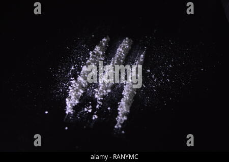 Polvere bianca farmaco realizzato in linee per essere consumato Foto Stock