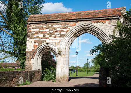 Ingresso alla portineria dell'abbazia agostiniana di Holy Cross Waltham Abbey in Essex, Inghilterra Foto Stock