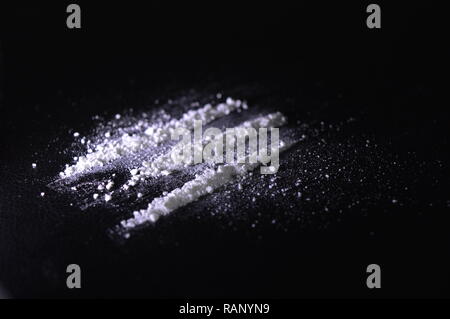 Polvere bianca farmaco realizzato in linee per essere consumato Foto Stock