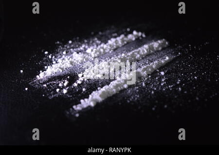Polvere bianca farmaco realizzato in linee per essere consumato Foto Stock