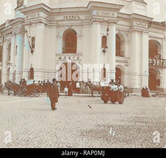 Vista di uno degli ingressi al XVIII secolo department store Gostiny Dvor sulla Nevsky Prospekt in San Pietroburgo reinventato Foto Stock