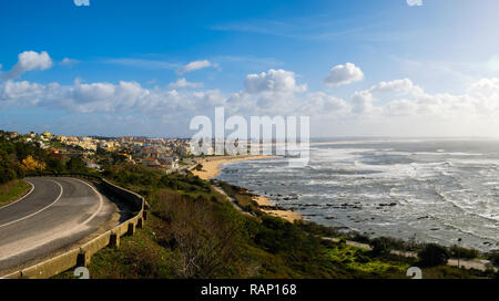 Figueira da Foz Portogallo - Gennaio 26, 2018: dal Capo Mondego Viewpoint possiamo vedere il mare e la città di Figueira da Foz, Portogallo Foto Stock