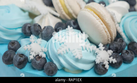 Deliziosa torta per la vacanza di bacche, colore blu con mirtillo. Cucina dolce. Inverno tortine, biscotti. Un sano concetto di dolci. Close-up. Neve Foto Stock