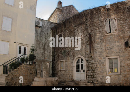 La chiesa cattolica di San Giovanni Battista - la più antica della fortezza vecchia città di Budva, Montenegro (risale al VII secolo) Foto Stock