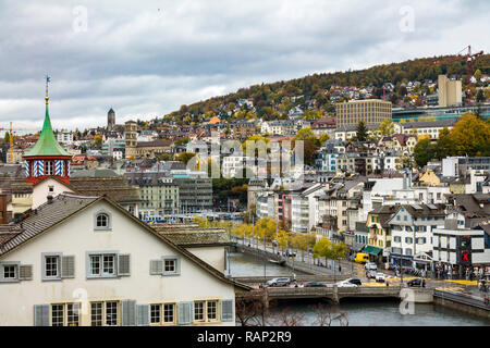 Zurigo, Svizzera - Ott 130th, 2018: Classic bello e colorato paesaggio cittadino svizzero o orizzontale a piovosa giornata d'autunno Foto Stock