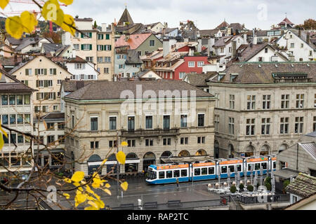 Zurigo, Svizzera - Ott 130th, 2018: Classic bello e colorato paesaggio cittadino svizzero o orizzontale a piovosa giornata d'autunno Foto Stock