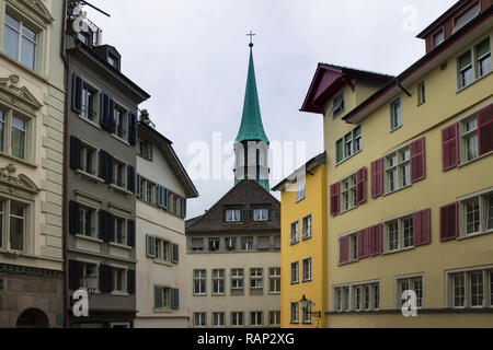 Zurigo, Svizzera - Ott 130th, 2018: Classic bello e colorato paesaggio cittadino svizzero o orizzontale a piovosa giornata d'autunno Foto Stock