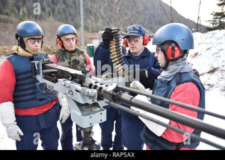 Il suo equipaggio dalla Guardacoste Liberty un carico 0,50 Caliber mitragliatrice con vuoto turni durante una pratica esercitazione antincendio a Juneau del Dipartimento di Polizia di intervallo di sparo di Juneau, in Alaska, Feb 24, 2017. La Browning M2 0,50 Caliber machine gun è solo una delle armi disponibili per l'isola di classe della fresa equipaggio a sostegno dell'applicazione della legge, forza di protezione e le operazioni di sicurezza interna. Stati Uniti Coast Guard Foto Stock