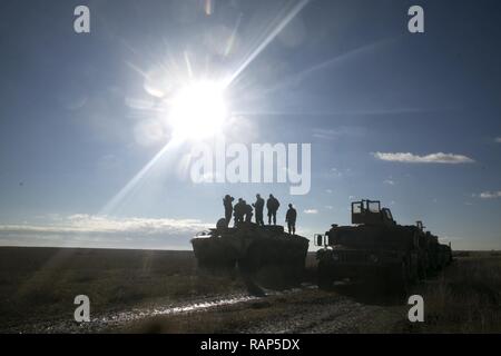 Stati Uniti Marines con il Mar Nero La forza di rotazione 17.1 e soldati rumeni condurre un sondaggio del sito a bordo Smardan Area Formazione, Romania, 22 febbraio, 2017. L evento è stato una parte di esercizio Platinum Eagle, un multi-nazionale esercizio con gli alleati nella regione del Mar Nero per aumentare l'interoperabilità tramite bracci combinato di formazione. Foto Stock