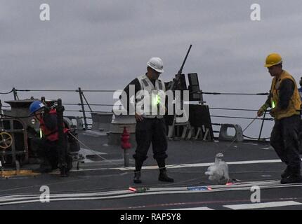 Sul mare del sud della Cina (feb. 18, 2017) marinai posare il telefono e linea di distanza sul castello di prua di Arleigh Burke-class guidato-missile destroyer USS Wayne E. Meyer (DDG 108) per prepararsi a una ricostituzione in mare con Henry J. Kaiser-class in corso oliatore di rifornimento USNS Tippecanoe (T-AO 199). Wayne E. Meyer è su un regolarmente programmati Pacifico occidentale di implementazione con la Carl Vinson Carrier Strike gruppo come parte dell'U.S. Flotta del pacifico-led iniziativa di estendere il comando e le funzioni di controllo di Stati Uniti 3a flotta nell'Indo-Asia-regione del Pacifico. Stati Uniti Navy portaerei strike gruppi hanno pat Foto Stock