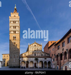 Sulla scia di un aeroplano sopra il Duomo di Pistoia, Toscana, Italia Foto Stock