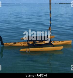 La Guardia Costiera è in cerca del pubblico di aiuto per identificare il proprietario di un giallo Hobiecat trimarano vela kayak trovato vicino alla Baia di Kaneohe, Oahu, Feb 26, 2017. Chiunque sia in possesso di informazioni che può aiutare a identificare il proprietario del trimarano Hobiecat vela kayak è invitato a contattare la Guardia Costiera Honolulu Settore Command Center a 808-842-2600. Foto Stock