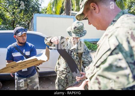 TRUJILLO, Honduras (feb. 24, 2017) - Ospedale Corpsman 1a classe Sean Mckay (centro), nativo di Bozeman, Mont., assegnato a Navy ambientale e Medicina Preventiva unità (NEPMU) 2, Norfolk, Virginia, e l'Ospedale Corpsman 1a classe Charles Hanson, nativo di Virginia Beach, Virginia, anche da NEPMU 2, preparare una trappola di zanzara durante una medicina preventiva visita sito a sostegno di continuare promessa 2017's (CP-17) fermata in Trujillo, Honduras. CP-17 è un U.S. Comando sud-sponsorizzato e U.S. Forze Navali Comando meridionale/STATI UNITI 4a flotta-condotto di distribuzione condotta civile-militare in operazioni di Foto Stock