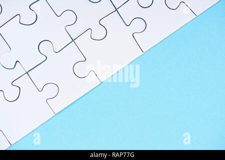 Telaio completo di puzzle bianco disposizione su sfondo blu Foto Stock