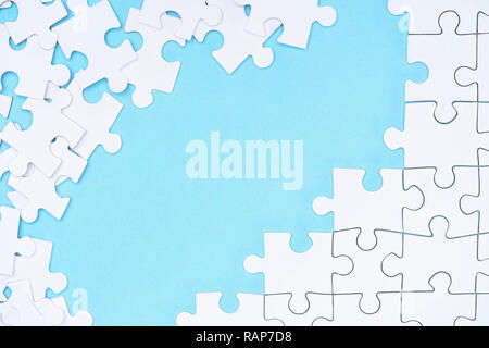 Telaio completo di puzzle bianco disposizione su sfondo blu Foto Stock