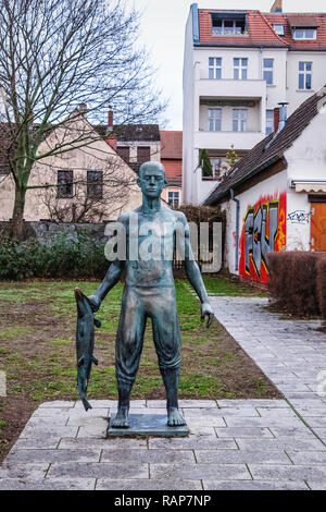 Berlino, Alt-Kopenick. Stato Luisenhain parco con sculture in bronzo, Fisher, dello scultore, Hans-Peter Goettsche Foto Stock