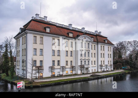 Schloss Köpenick Palace situato su un'isola del fiume Dahme. Il barocco edificio del XVII secolo ospita membro Arte & Artigianato Museo storico elencati Foto Stock