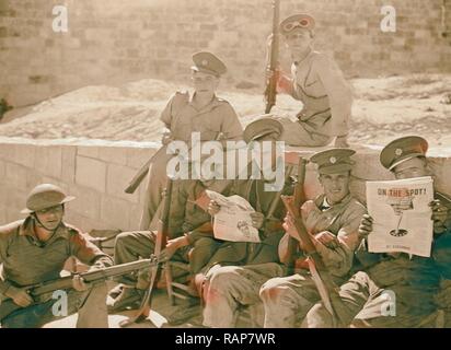 Il sollevamento dell'assedio di Gerusalemme truppe al di fuori porta di Damasco. "Taking it easy' mentre si attende per il coprifuoco reinventato Foto Stock