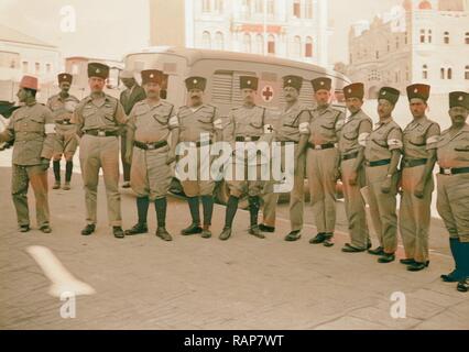 Il sollevamento dell'assedio di Gerusalemme squadra della Croce Rossa di uomini del reparto di salute, a Damasco in attesa di gate per il sollevamento reinventato Foto Stock