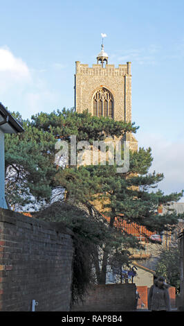 Una vista della torre della chiesa di St Giles da Hales corte nella città di Norwich, Norfolk, Inghilterra, Regno Unito, Europa. Foto Stock