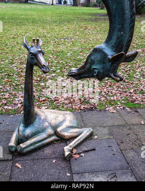 Berlin-Köpenick scultura di due giraffe dallo scultore Hans-Detlev Hennig in Schloss Palace parco su un'isola del fiume Dahme. Foto Stock