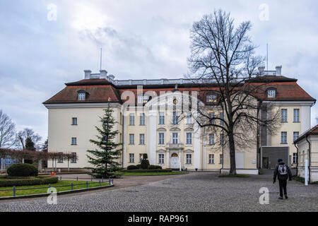 Schloss Köpenick Palace situato su un'isola del fiume Dahme. Il barocco edificio del XVII secolo ospita membro Arte & Artigianato Museo storico elencati Foto Stock