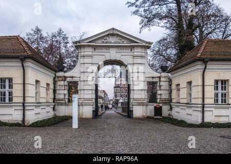 Schloss Köpenick Palace situato su un'isola del fiume Dahme. Ingresso di gate del barocco edificio del XVII secolo che ospita membro Arte & Artigianato Museum Foto Stock