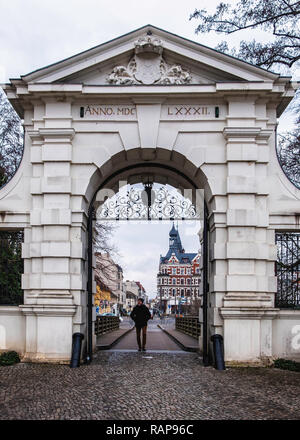 Schloss Köpenick Palace situato su un'isola del fiume Dahme. Ingresso di gate del barocco edificio del XVII secolo che ospita membro Arte & Artigianato Museum Foto Stock