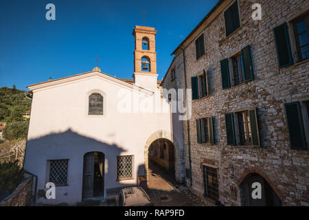 La chiesa del Santissimo Crocifisso nel borgo medievale di Suvereto, provincia di Livorno, Toscana, Italia Foto Stock