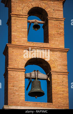 Il campanile della chiesa del Santissimo Crocifisso nel borgo medievale di Suvereto, provincia di Livorno, Toscana, Italia Foto Stock