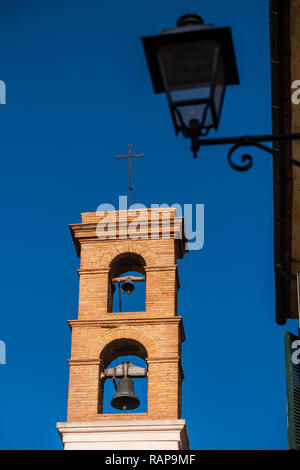 Il campanile della chiesa del Santissimo Crocifisso nel borgo medievale di Suvereto, provincia di Livorno, Toscana, Italia Foto Stock