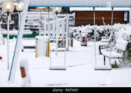 Parco giochi vuota dopo la nevicata a Roma Foto Stock