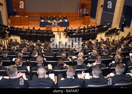 SOUTH BEND, ind. (Feb. 24, 2017) oltre 250 Riserva navale addestramento ufficiali Corps aspiranti guardiamarina ascoltare un pannello del Navy e Marine Corps junior officer presso la XXII edizione della Leadership navale seminario di fine settimana. Foto Stock