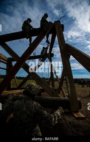 I marinai dalla base navale di Mobile Battaglione di costruzione (BCN) 133 a lavorare insieme per costruire un posto di guardia "torre di legno" durante una formazione sul campo di esercizio. Seabees in tutto il mondo saranno in grado di prendere parte a un anno di celebrazione nel 2017 per commemorare il gruppo 75 anniversario a marzo. Il tema della celebrazione è 'costruito sulla storia e la costruzione del futuro. Foto Stock